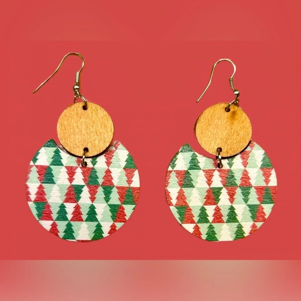 NEW Boutique Classic Wooden Dangly Earrings with Checkered Christmas Tree Design